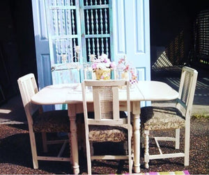 Table with fold down sides with 4 chairs