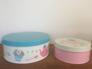 Cake tin with blue lid