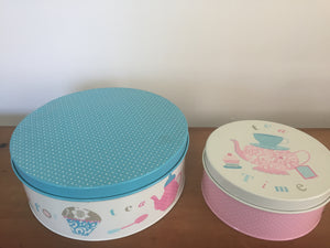 Cake tin with pink lid