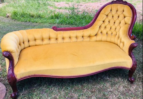 Gold chaise