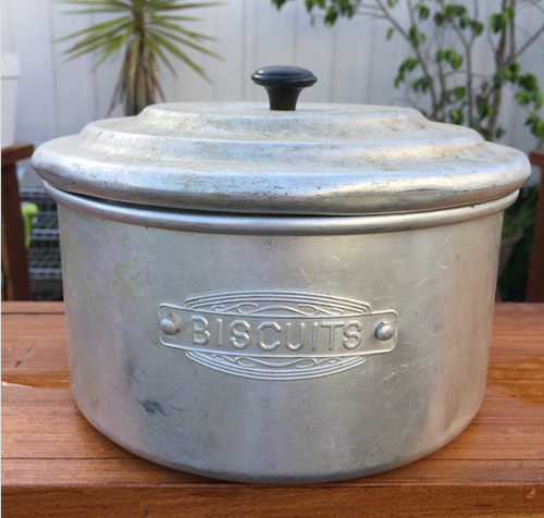 Biscuit tin